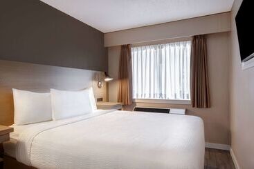 ホテル Days Inn By Wyndham Victoria Uptown