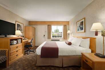 ホテル Days Inn By Wyndham Victoria Uptown