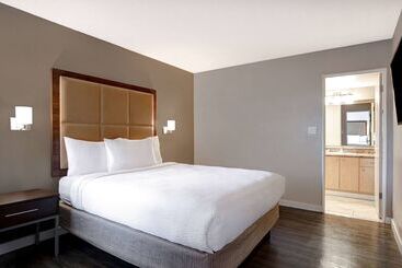 ホテル Days Inn By Wyndham Victoria Uptown