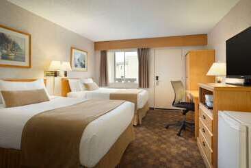 ホテル Days Inn By Wyndham Victoria Uptown