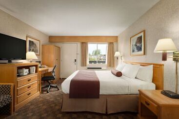 ホテル Days Inn By Wyndham Victoria Uptown