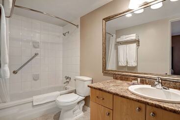 ホテル Days Inn By Wyndham Victoria Uptown