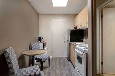 ホテル Days Inn By Wyndham Victoria Uptown