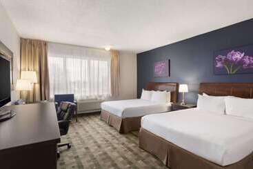 هتل Days Inn & Conference Centre By Wyndham Montreal Airport