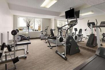هتل Days Inn & Conference Centre By Wyndham Montreal Airport
