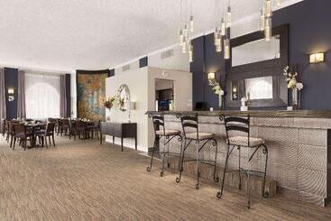 هتل Days Inn & Conference Centre By Wyndham Montreal Airport