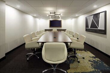 هتل DoubleTree by Hilton Montreal Airport