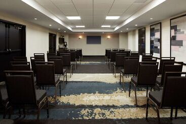 هتل DoubleTree by Hilton Montreal Airport