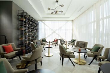 هتل DoubleTree by Hilton Montreal Airport