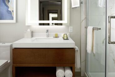 هتل DoubleTree by Hilton Montreal Airport