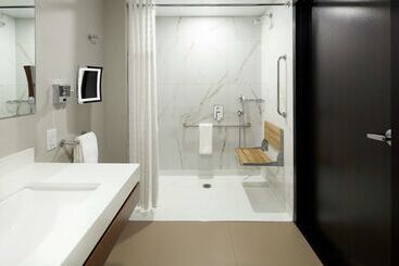 هتل DoubleTree by Hilton Montreal Airport