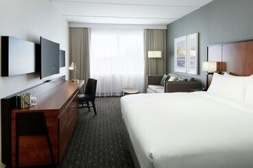 هتل DoubleTree by Hilton Montreal Airport
