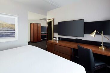 هتل DoubleTree by Hilton Montreal Airport