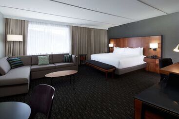 هتل DoubleTree by Hilton Montreal Airport
