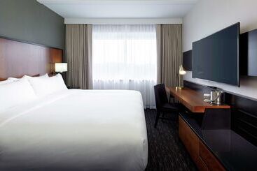 هتل DoubleTree by Hilton Montreal Airport