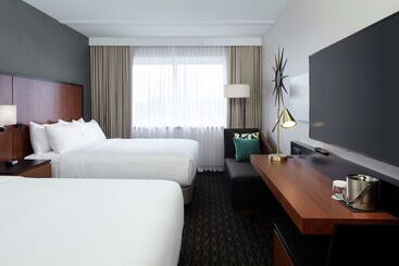 هتل DoubleTree by Hilton Montreal Airport
