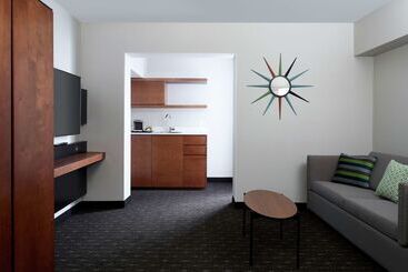 هتل DoubleTree by Hilton Montreal Airport