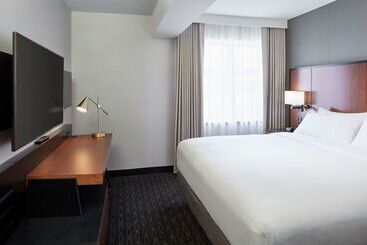 هتل DoubleTree by Hilton Montreal Airport