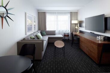 هتل DoubleTree by Hilton Montreal Airport
