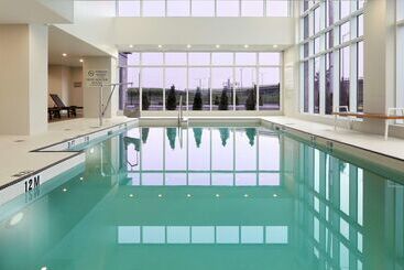 هتل DoubleTree by Hilton Montreal Airport