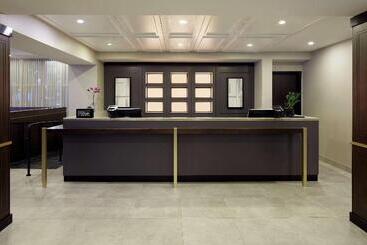 هتل DoubleTree by Hilton Montreal Airport