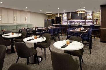هتل DoubleTree by Hilton Montreal Airport