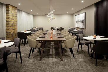 هتل DoubleTree by Hilton Montreal Airport