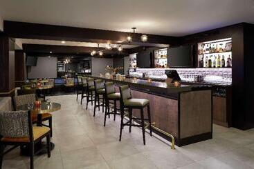 هتل DoubleTree by Hilton Montreal Airport