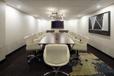 هتل DoubleTree by Hilton Montreal Airport