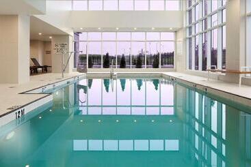 هتل DoubleTree by Hilton Montreal Airport