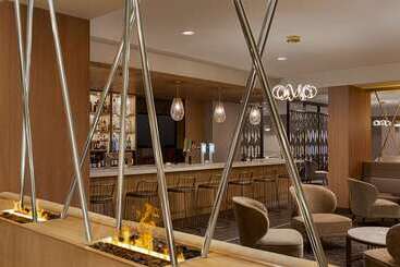 هتل Doubletree By Hilton Pointe Claire Montreal Airport West