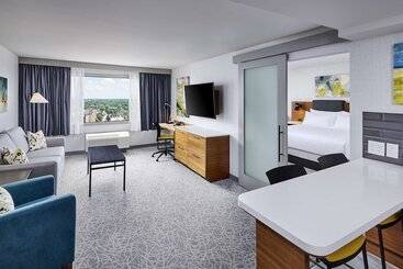 Doubletree By Hilton Windsor Hotel & Suites