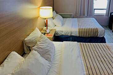هتل Econo Lodge Airport Quebec