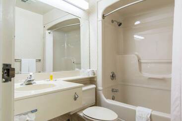 هتل Econo Lodge Airport Quebec