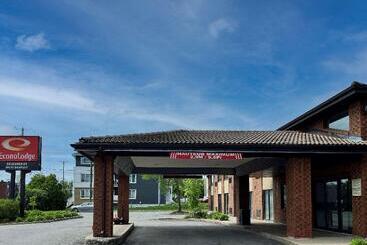 هتل Econo Lodge Airport Quebec