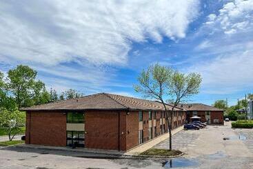 هتل Econo Lodge Airport Quebec