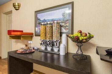 هتل Econo Lodge Airport Quebec