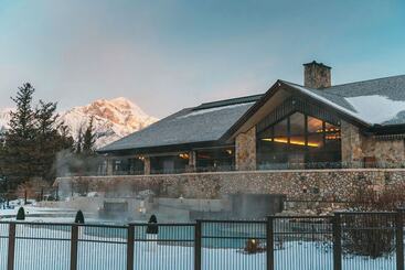 هتل Fairmont Jasper Park Lodge