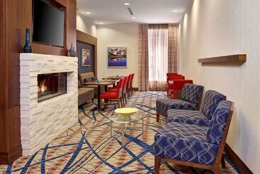 هتل Hampton Inn By Hilton Halifax Downtown