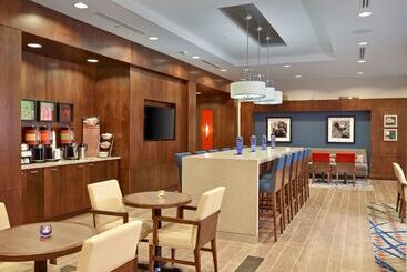 هتل Hampton Inn By Hilton Halifax Downtown