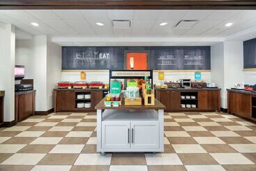 هتل Hampton Inn By Hilton Halifax Downtown