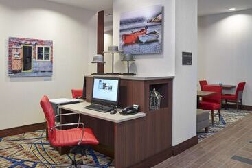 هتل Hampton Inn By Hilton Halifax Downtown