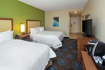 هتل Hampton Inn By Hilton Halifax Downtown