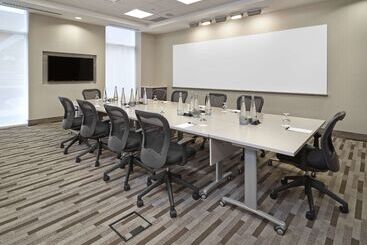 هتل Hampton Inn By Hilton Halifax Downtown
