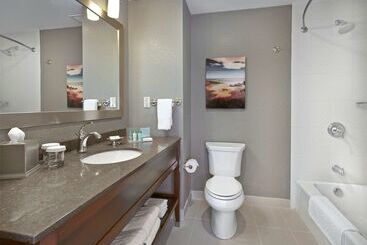 هتل Hampton Inn By Hilton Halifax Downtown