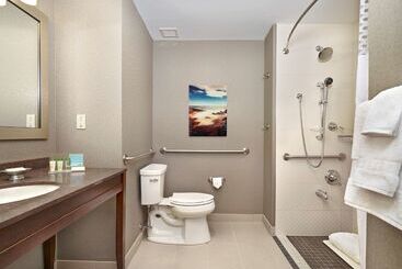هتل Hampton Inn By Hilton Halifax Downtown