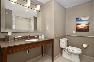 هتل Hampton Inn By Hilton Halifax Downtown