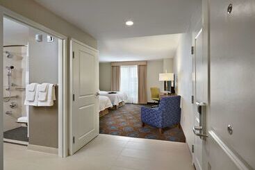 هتل Hampton Inn By Hilton Halifax Downtown