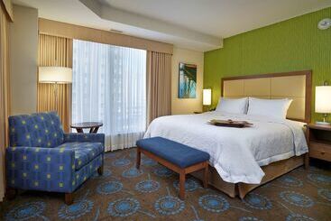 هتل Hampton Inn By Hilton Halifax Downtown