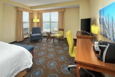 هتل Hampton Inn By Hilton Halifax Downtown